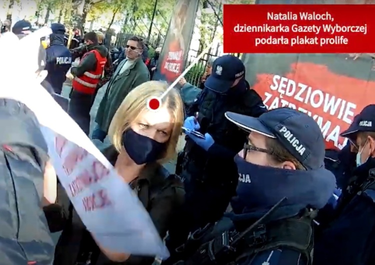 dziennikarka niszczy plakat pro life [video] Dziennikarka Czerskiej niszczy plakat pro life, po czym pokazuje legitymację dziennikarską