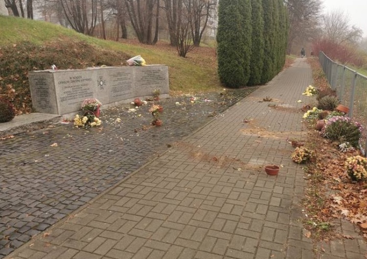  Zniszczone kwiaty i znicze przy pomniku Ofiar Katynia. Szokujący akt wandalizmu 