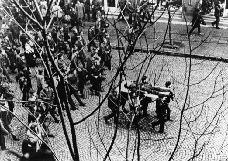 Demonstracje Grudnia 1970 w Gdyni: Ciało Zbyszka Godlewskiego niesione przez demonstrantów Francja: W dzienniku 