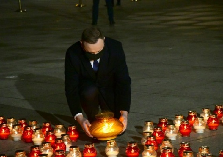 Andrzej Duda [Fotorelacja Tomasza Gutrego] Prezydent stawia znicz przy Krzyżu Papieskim w rocznicę 13 XII