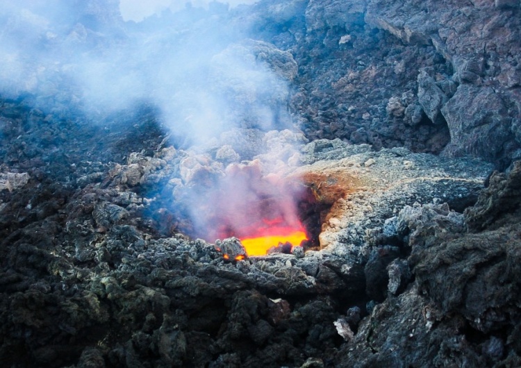   [Video] Przebudził się wulkan Etna. Fontanny lawy i kłęby dymu  