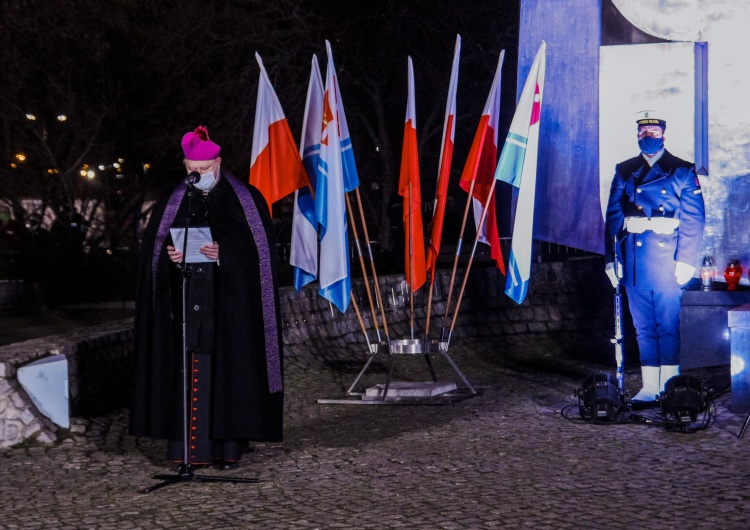 Bp Wiesław Szlachetka przemawiający na obchodach 50. rocznicy Grudnia '70 w Gdyni P. Duda: