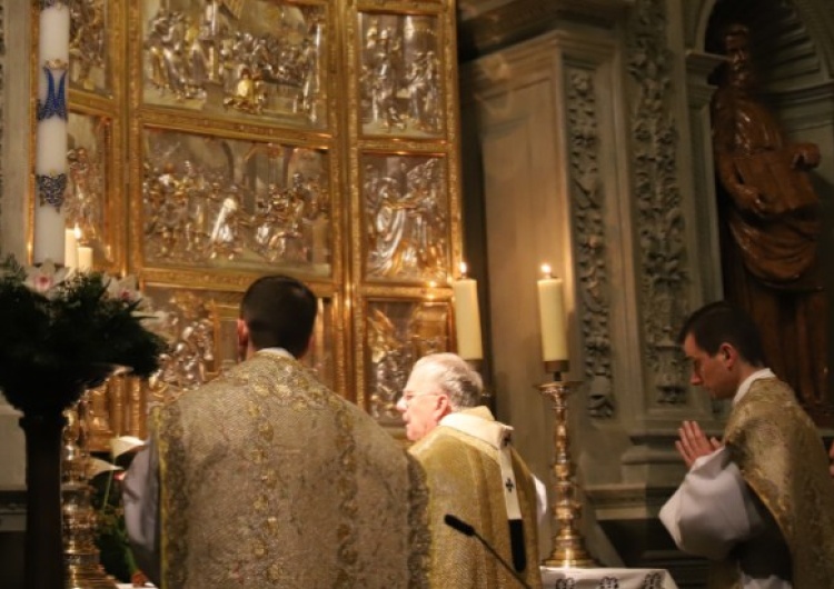 abp Marek Jędraszewski odprawia Roraty w katedrze na Wawelu Abp Marek Jędraszewski: Najświętsza Panna w najpiękniejszy sposób wypełniła przykazanie miłości