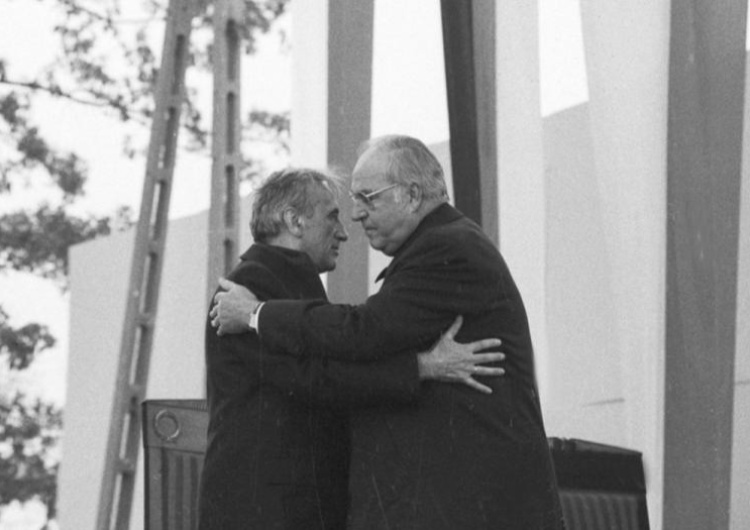 Tadeusz Mazowiecki i Helmut Kohl. Krzyżowa, 12 listopada 1989 [Tylko u nas] Piotr Łysakowski: Upadek NRD i msza w Krzyżowej 
