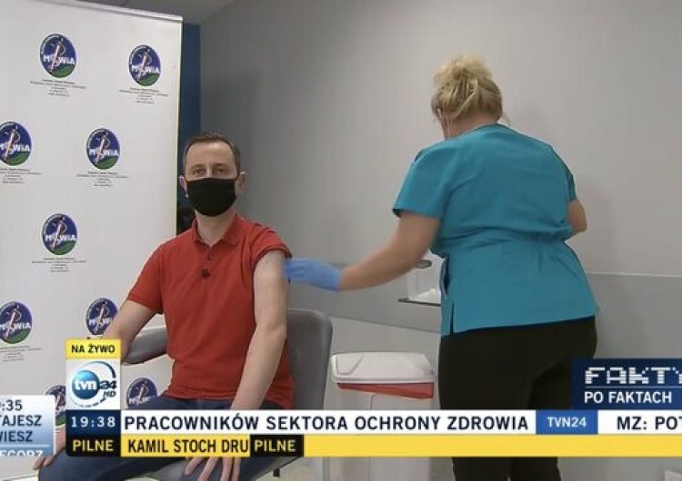 Władysław Kosiniak-Kamysz szczepiony TVN24 transmitował szczepienie Kosinika-Kamysza. „Przekonać płaskoziemców”