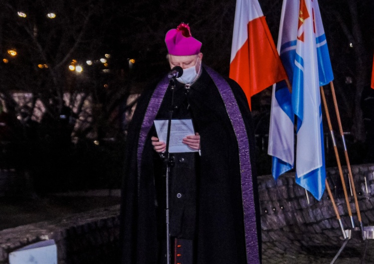 Bp Wiesław Szlachetka przemawiający na obchodach 50. rocznicy Grudnia '70 w Gdyni