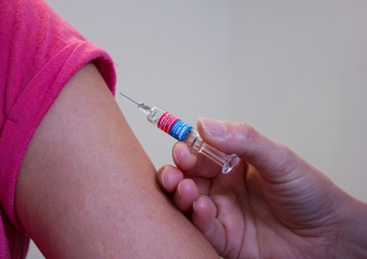  Oszust wstrzyknął 92-latce fałszywą szczepionkę przeciw Covid-19