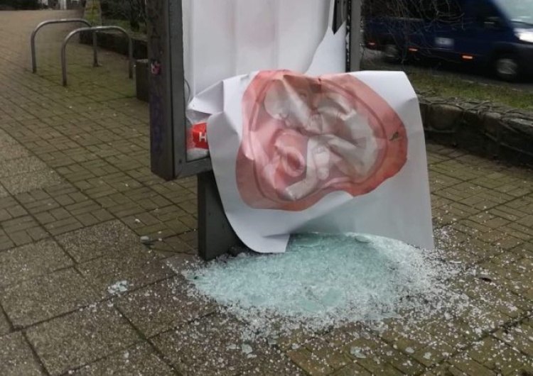 Dewastacje plakatów hospicjów perinatalnych. Dziennikarz: