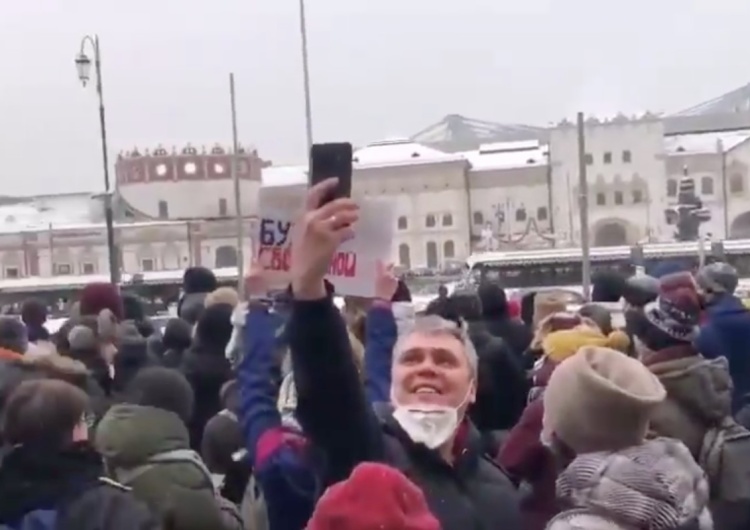  [video] Mieszkańcy Moskwy skandują 