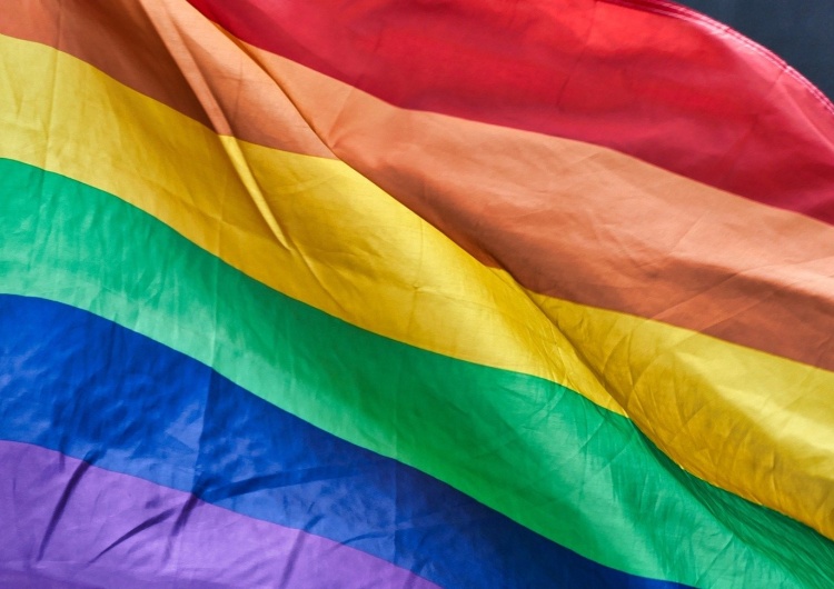 W Turcji aresztowano dwóch studentów za plakat z flagami LGBT na tle świątyni Al-Kaba