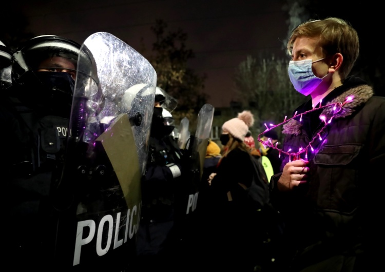  Uczestnicy Strajku Kobiet zniszczyli siedzibę Radia Poznań 