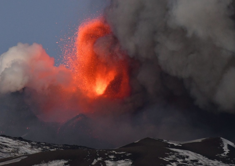  [FOTO/VIDEO] Spektakularny widok! Potężna erupcja wulkanu Etna na Sycylii
