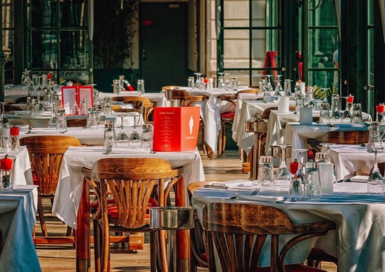 „Rz”: Hekatomba w gastronomii. Sprzedaż na wynos czy z dowozem prowadzi tylko co piąta firma