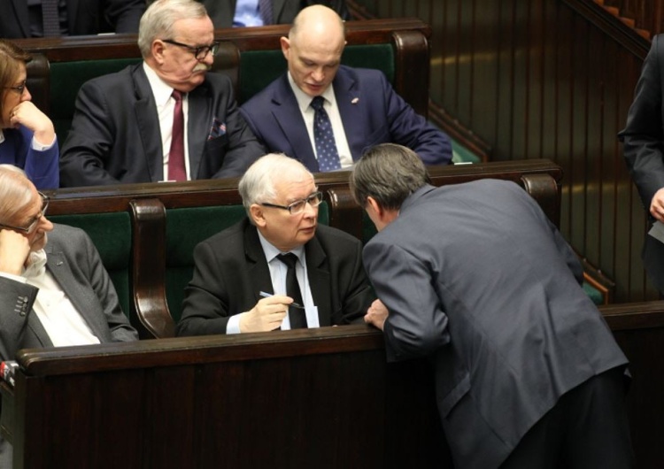 W grudniu podczas ważnego głosowania J. Kaczyński i jego otoczenie wyjęli karty do głosowania. Ustawa przeszła