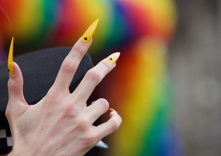 Warszawski ratusz ogłosił konkurs na prowadzenie... hostelu LGBT