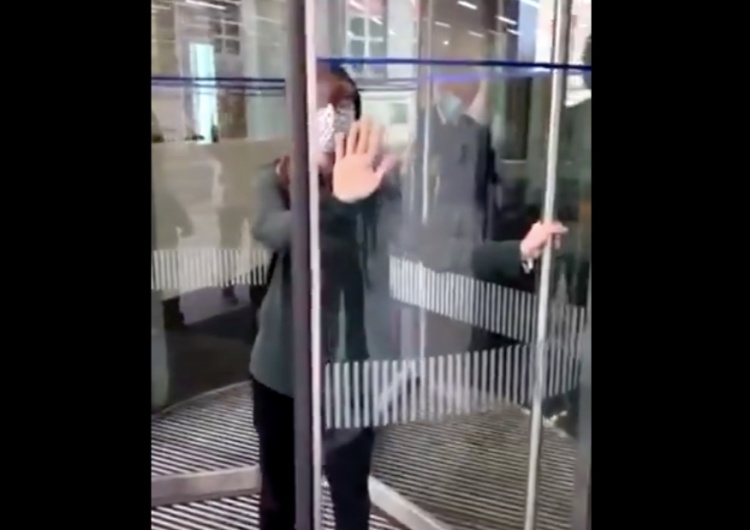  [WIDEO] Aktywistka przykleiła się do drzwi obrotowych Kancelarii Sejmu. „Trwa katastrofa klimatyczna”