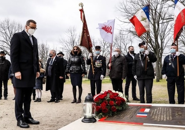  Paryż: Premier Morawiecki złożył kwiaty pod tablicą upamiętniającą NSZZ Solidarność