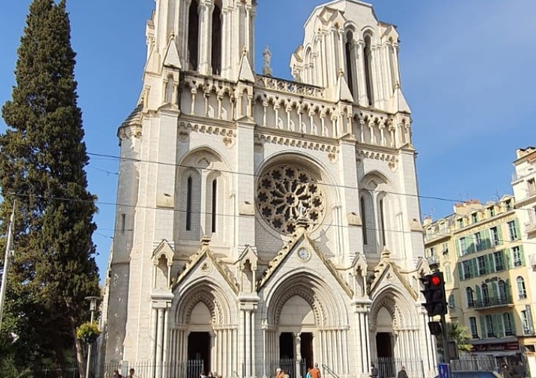 Un homme fait irruption dans la Basilique Notre-Dame de Nice en plein office : aucune réaction politique.