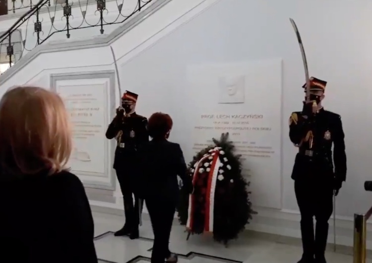  Marszałek Sejmu złożyła kwiaty pod tablicami upamiętniającymi ofiary katastrofy smoleńskiej
