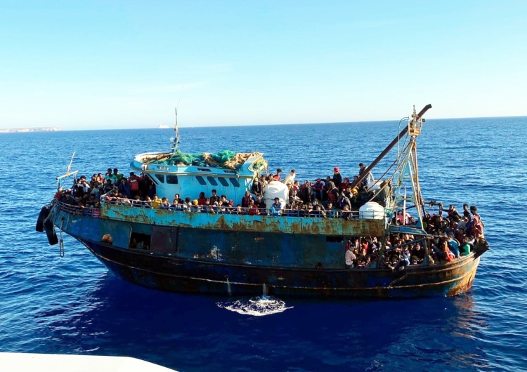 łódź imigrantów Włochy. Ponad 1400 migrantów przypłynęło od rana na Lampedusę. Pilna narada rządu