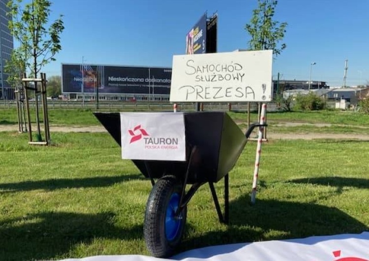 Kolejny samochodowy protest przed siedzibą grupy TAURON w Katowicach