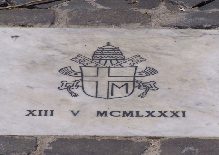 Płyta na placu św. Piotra w miejscu, w którym dokonano zamachu na Jana Pawła II [Wideo] Dziś 40. rocznica zamachu na Jana Pawła II