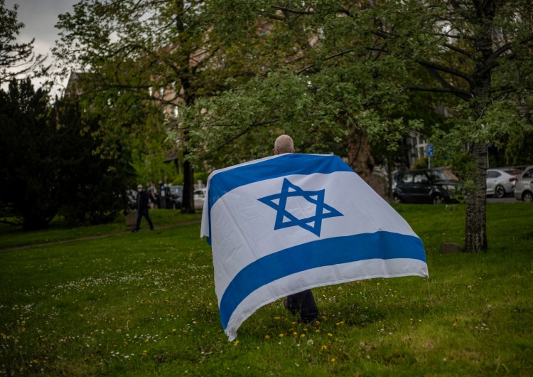 mężczyzna solidaryzujący się z Izraelem podczas propalestyńskiej demonstracji w czeskiej Pradze Paweł Jędrzejewski: Czy rozumiesz, za czym się opowiadasz w konflikcie bliskowschodnim?