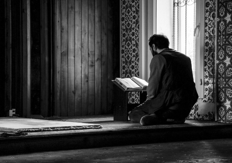 Holenderski meczet finansował ISIS? Imam oraz sekretarz podejrzani o wspieranie terrorystów