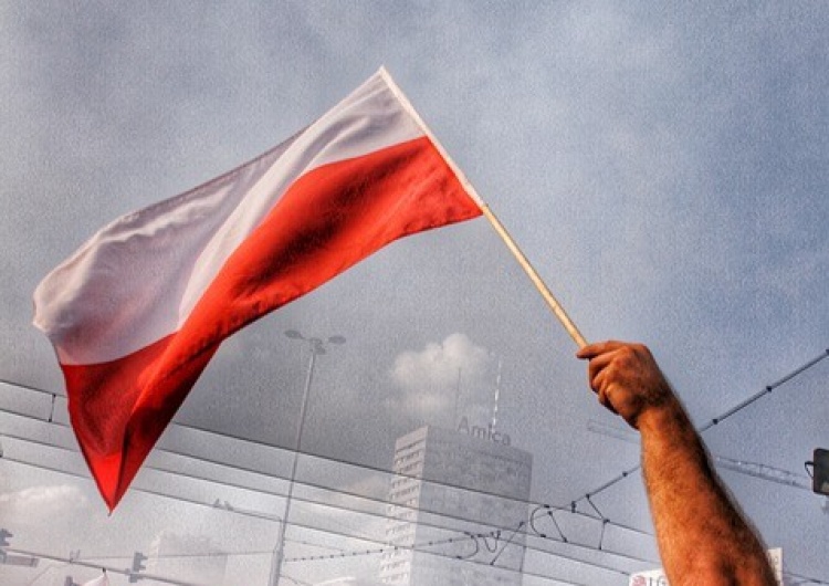 polska flaga Patryk Jaki: Szanujmy Ojczyznę taką jaką mamy. Dziś tak wiele osób pluje na Jej dziedzictwo
