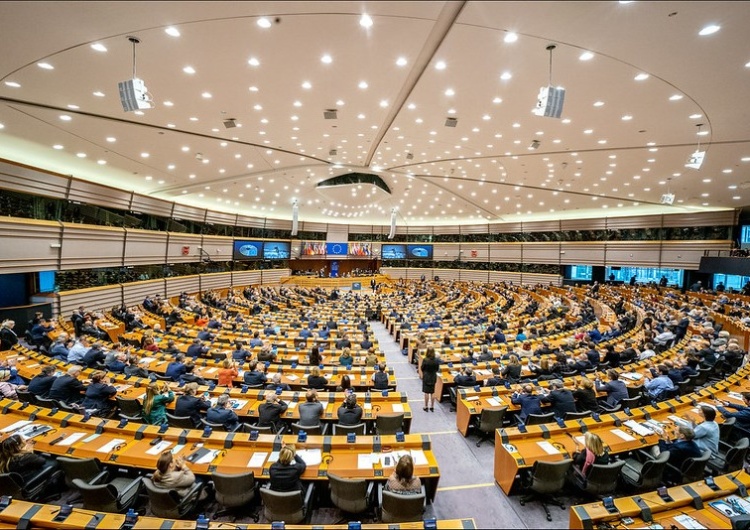 Parlament Europejski, zdjęcie ilustracyjne Zielone światło dla unijnych certyfikatów covidowych