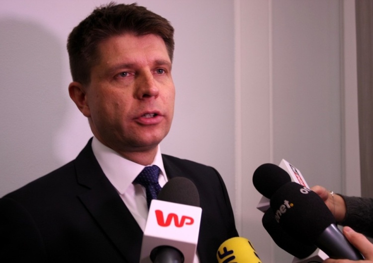 Petru szydząc opublikował zdjęcie Polaków modlących się po zamachu na JPII