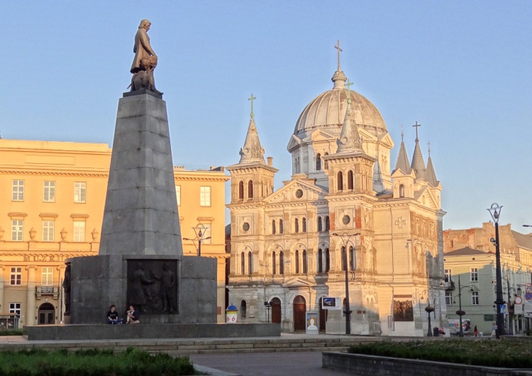 Plac Wolności w Łódzi, zdjęcie ilustracyjne Wagina i zdjęcie Kaczyńskiego. Skandaliczne prace na łódzkiej wystawie, jest komentarz ministerstwa