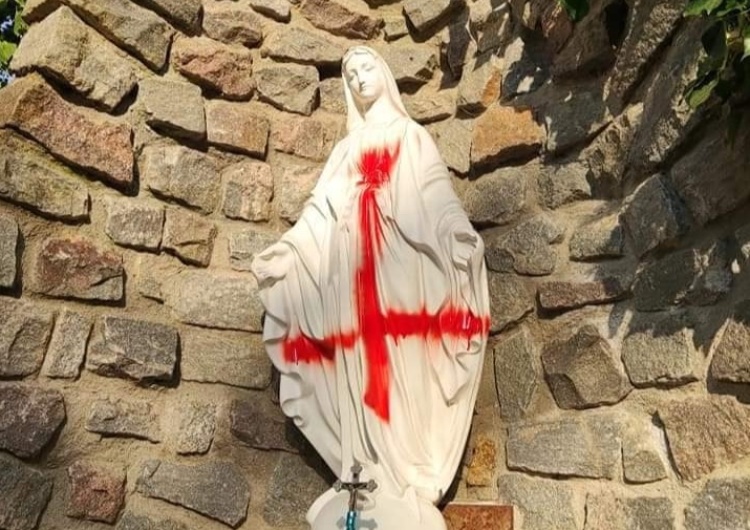  [FOTO] Kolejna oburzająca profanacja! Nieznani sprawcy zniszczyli figury Matki Bożej w Szczecinie