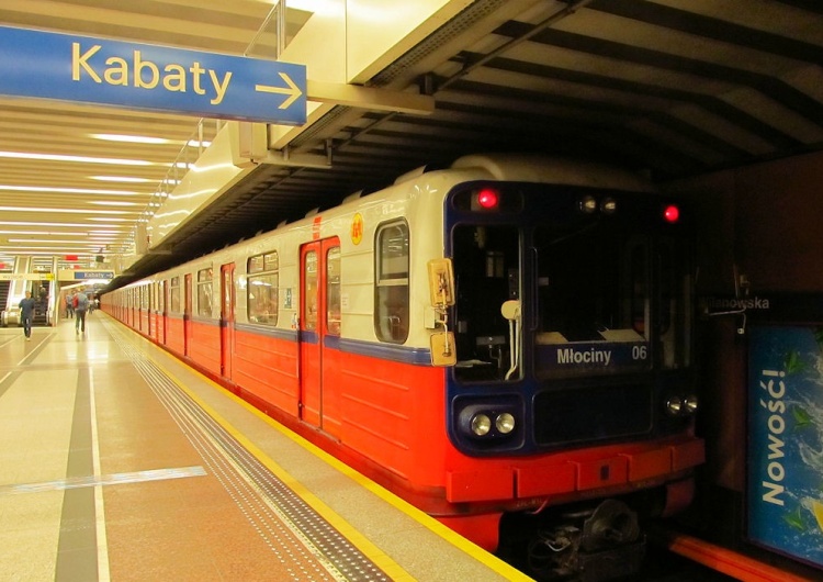 Warszawskie metro, zdjęcie ilustracyjne Warszawa: Nie działa prawie połowa stacji metra, grupa ludzi weszła do tunelu
