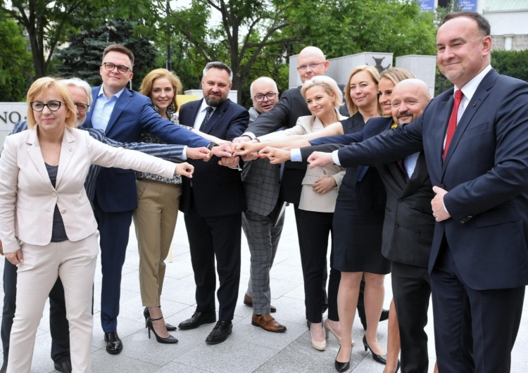 Lider Polski 2050 Szymon Hołownia (3L), posłowie Polski 2050: Hanna Gill-Piątek (4P), Paulina Hennig-Kloska (L), Joanna Mucha (4L), Wojciech Maksymowicz (2L), Mirosław Suchoń (5L) i Tomasz Zimoch (6L), senator Polski 2050 Jacek Bury (2P), przewodnicz Koalicja Obywatelska traci kolejnego posła. Przeszedł do Hołowni