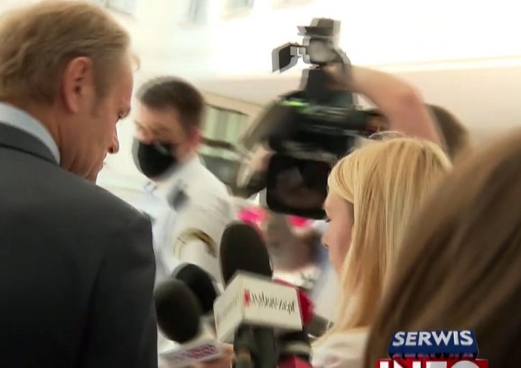W mediach społecznościowych pojawiło się nagranie, na którym widać jak Donald Tusk w ostrych słowach zwraca się do dziennikarki TVP Info. Awantura w Sejmie.