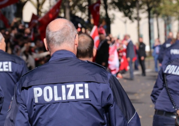Niemiecka policja, zdjęcie ilustracyjne Dźgnął Polaka 8-centymetrowym nożem. Nowe informacje o nożowniku z Hof
