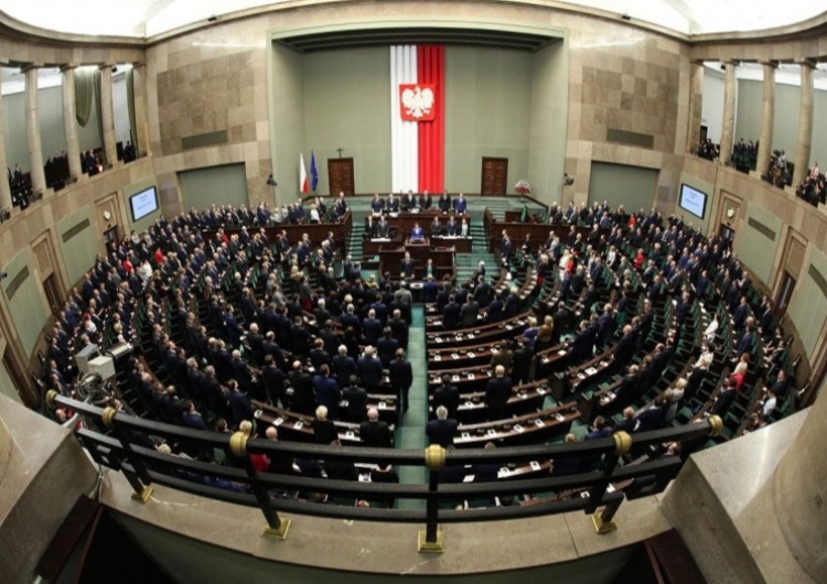 Sejm, zdjęcie ilustracyjne Pięć partii w Sejmie. KO przed Hołownią, co z PSL? [SONDAŻ]