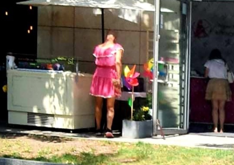 Łysy mężczyzna w różowej sukience ukradł 4 kg lodów z kieleckiej kawiarni?