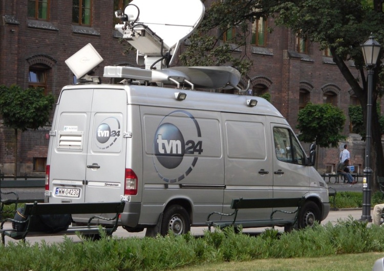 Samochód stacji TVN24, zdjęcie ilustracyjne Polityk PiS przekonuje: Nowelizacja ustawy medialnej nie jest wymierzona w TVN