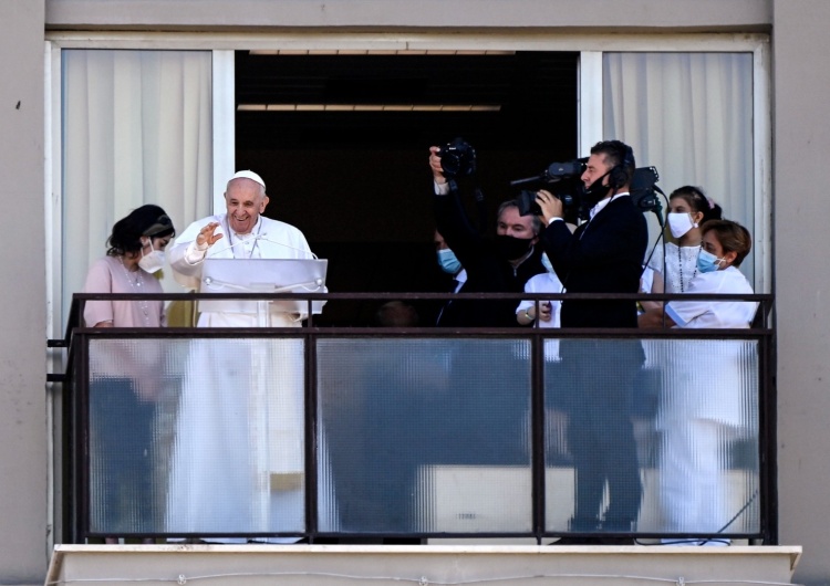 Papież Franciszek, przebywający od tygodnia w rzymskiej klinice Gemelli, pojawił się w niedzielę w południe na balkonie na 10. piętrze, gdzie znajduje się jego pokój. Wyjątkowa modlitwa papieża. Odmówił Anioł Pański ze szpitala