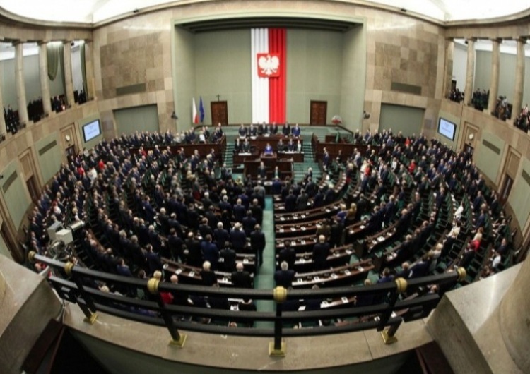 Sejm, zdjęcie ilustracyjne / Wikipedia/ CC BY-SA 3,0 p/ Kancelaria Senatu RP Spada poparcie dla ruchu Hołowni. Jak radzi sobie PiS? [SONDAŻ]