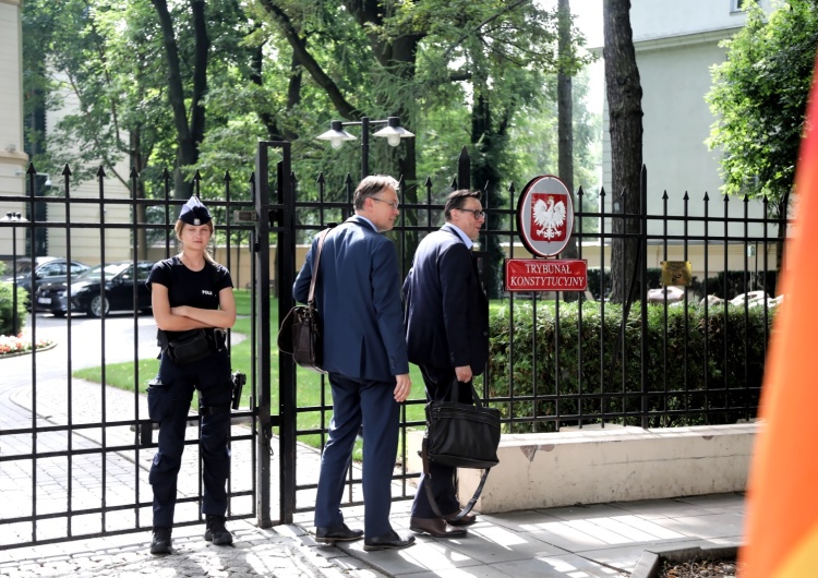 Trybunał Konstytucyjny rozpatruje wniosek premiera. Niemiecki dziennik ostrzega przed skutkami wyroku