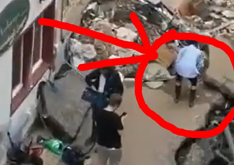 [VIDEO] Reporterka RTL miała celowo pobrudzić twarz błotem podczas relacji z powodzi. Została zawieszona
