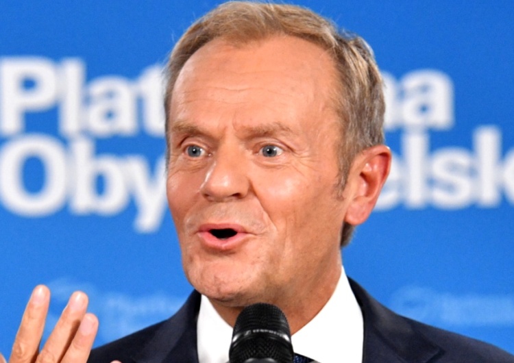 „Co za radość!”. Tusk cieszy się przed ekranem TVP. Internauci komentują
