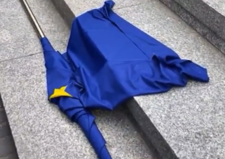 flaga UE na schodach Pomnika Powstania Warszawskiego [VIDEO] 