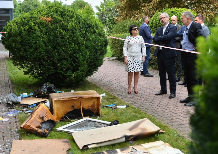 Minister zdrowia Adam Niedzielski (4P) oraz dyrektor PSSE Zamość, Państwowy Powiatowy Inspektor Sanitarny w Zamościu Stanisław Jaślikowski (2P) przy podpalonym budynku Powiatowej Stacji Sanitarno-Epidemiologicznej przy ulicy Peowiaków w Zamościu. Minister zdrowia wyznaczył nagrodę. Chodzi o pomoc w znalezieniu podpalacza