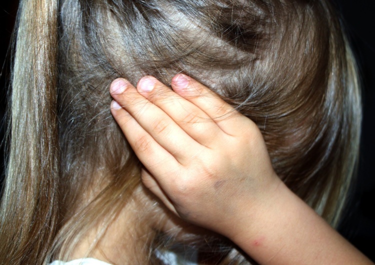 Przemoc wobec dziecka, zdjęcie ilustracyjne Nastolatek zgwałcił 5-latkę. 
