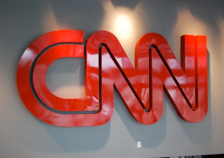 Logo stacji CNN CNN zwalnia niezaszczepionych pracowników. 