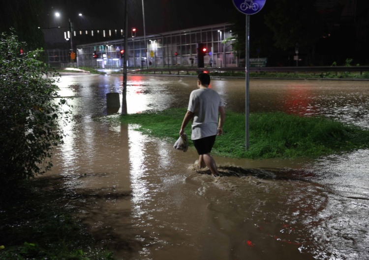 Zalane ulice w Krakowie Kraków: Zalane ulice, woda przelała się przez wał przeciwpowodziowy